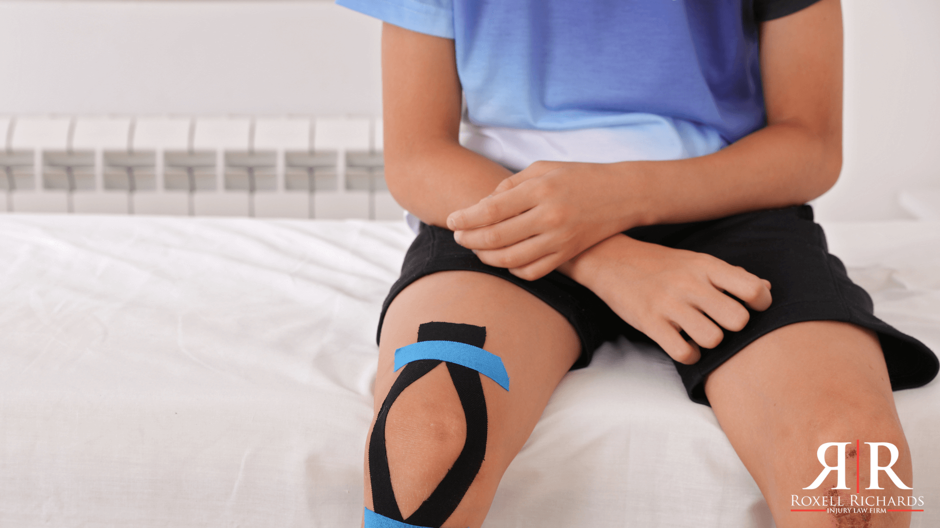 Se coloca un cono «Resbaladizo cuando está mojado» para la seguridad de los trabajadores de la construcción