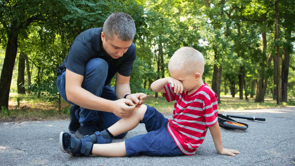 Se coloca un cono «Resbaladizo cuando está mojado» para la seguridad de los trabajadores de la construcción