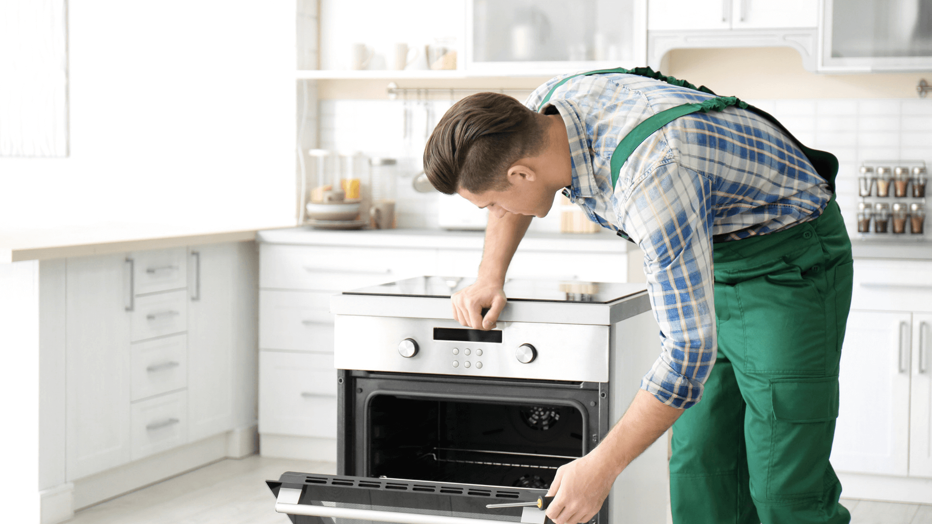 Símbolos del sistema de justicia con la Dama de la Justicia y un mazo, representando litigios por lesiones personales, procedimientos judiciales y servicios legales profesionales para demandas civiles