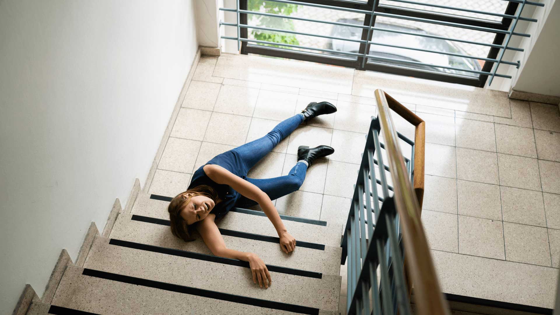 un abogado y un cliente se dan la mano tras ganar el caso