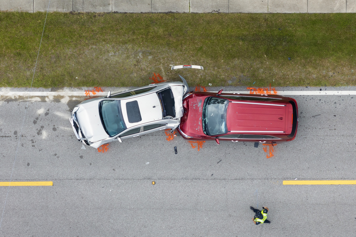 car-crash-with-two-vehicles-collided-at-traffic-ac-2024-12-07-03-43-12-utc (1) un auto chocado contra otro auto
