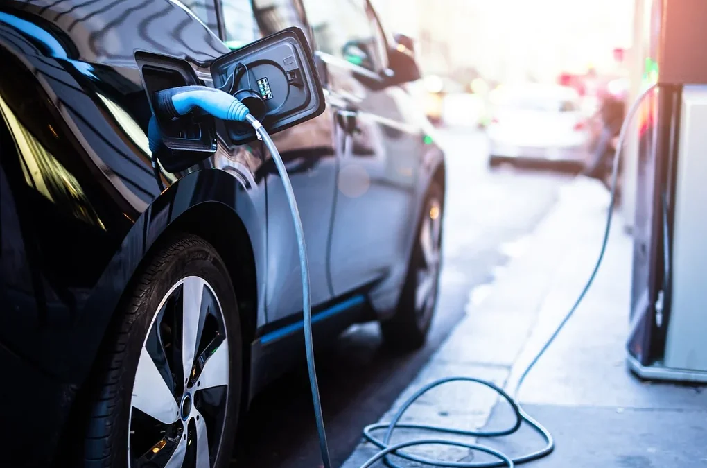 Cómo Manejar un Accidente de Auto Involucrando un Vehículo Eléctrico