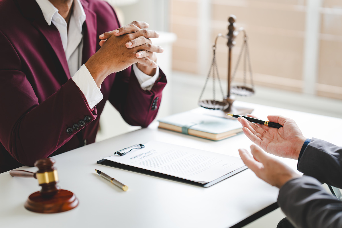 Abogado y cliente discutiendo cómo manejar casos relacionados con mantenimiento 