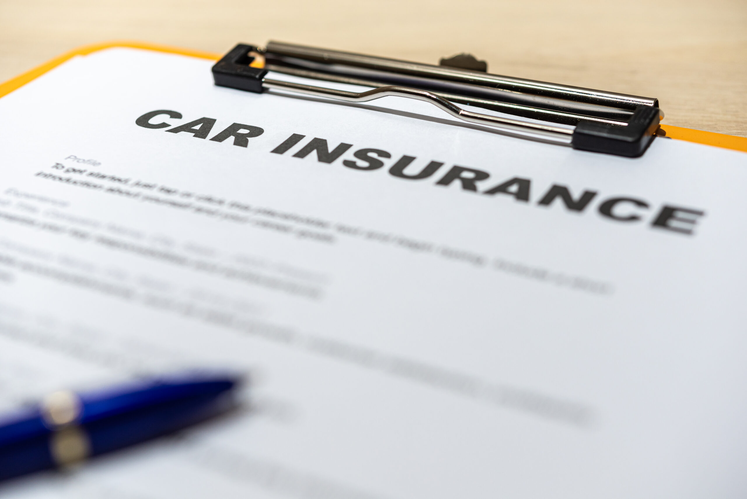 Document claim car insurance accident, paperwork vehicle rent auto contract or form sell car concept. Business car insurance Finance and pen on desk Documento de Póliza de Seguro de Auto