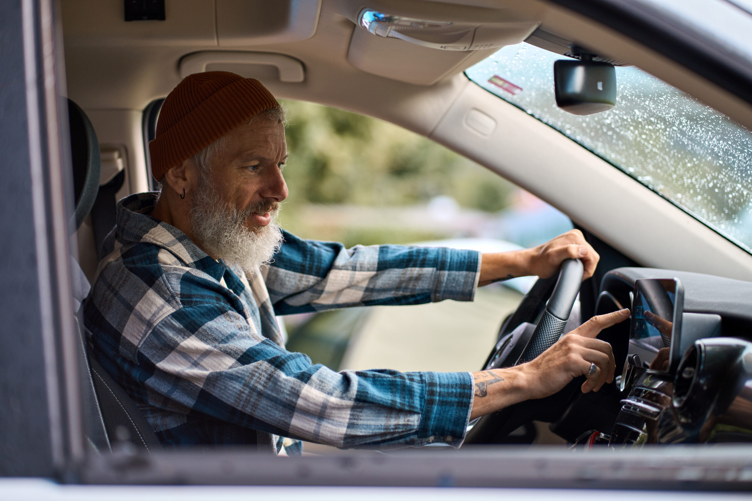 Hombre mayor tratando de usar el GPS para navegar desde su vehículo.