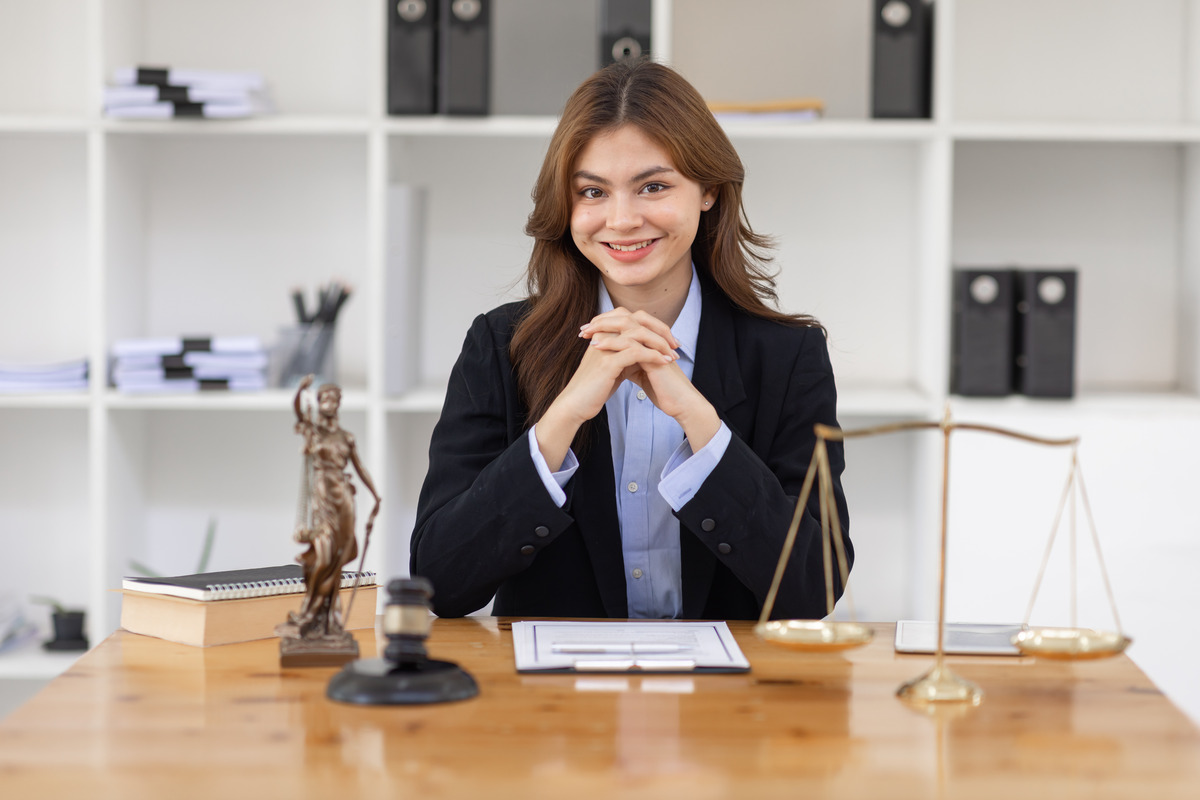 Abogado amigable o consultor legal en una oficina moderna, representando servicios legales profesionales y consulta con clientes
