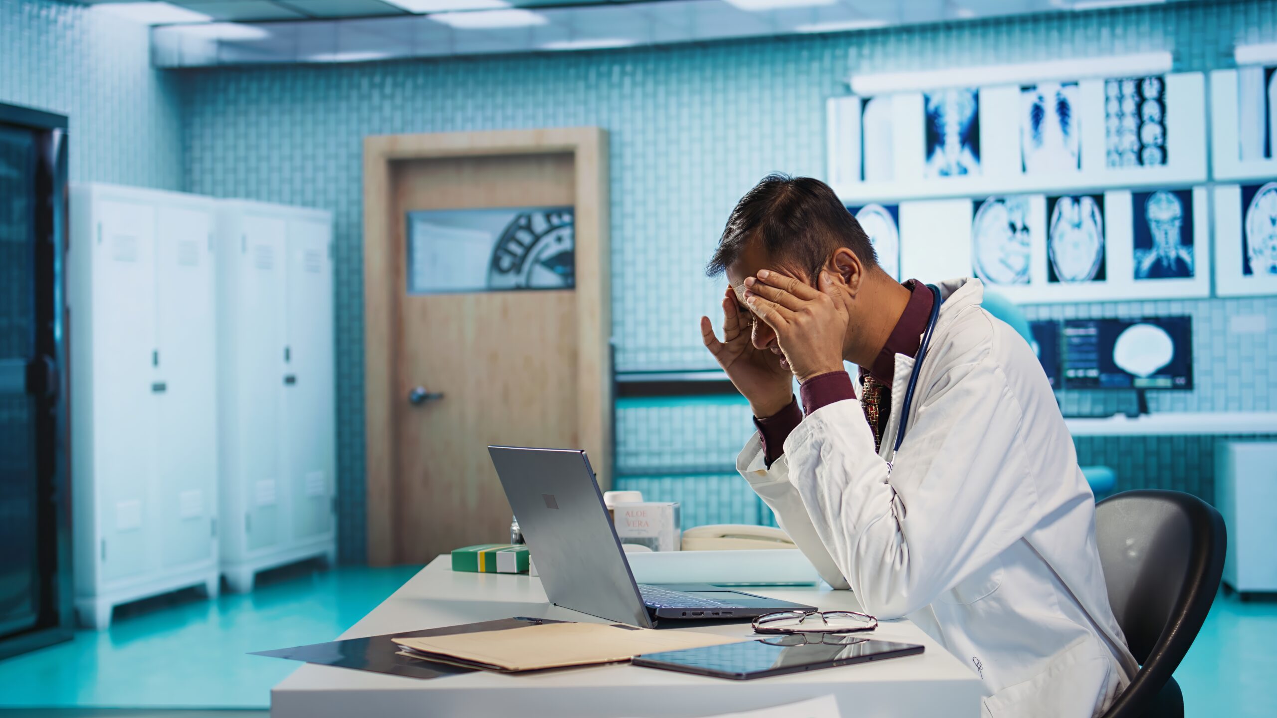 Médico estresado en un entorno hospitalario, representando el agotamiento del médico, negligencia médica debida a fatiga y responsabilidad del proveedor de atención médica.