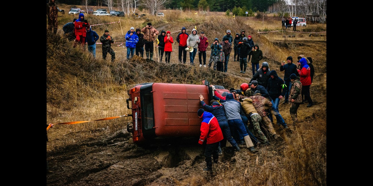Respuesta de emergencia en la escena de un grave accidente de vuelco de auto, representando reclamos por lesiones catastróficas, evidencia de primeros auxilios y apoyo legal para víctimas de accidentes de vehículos de motor