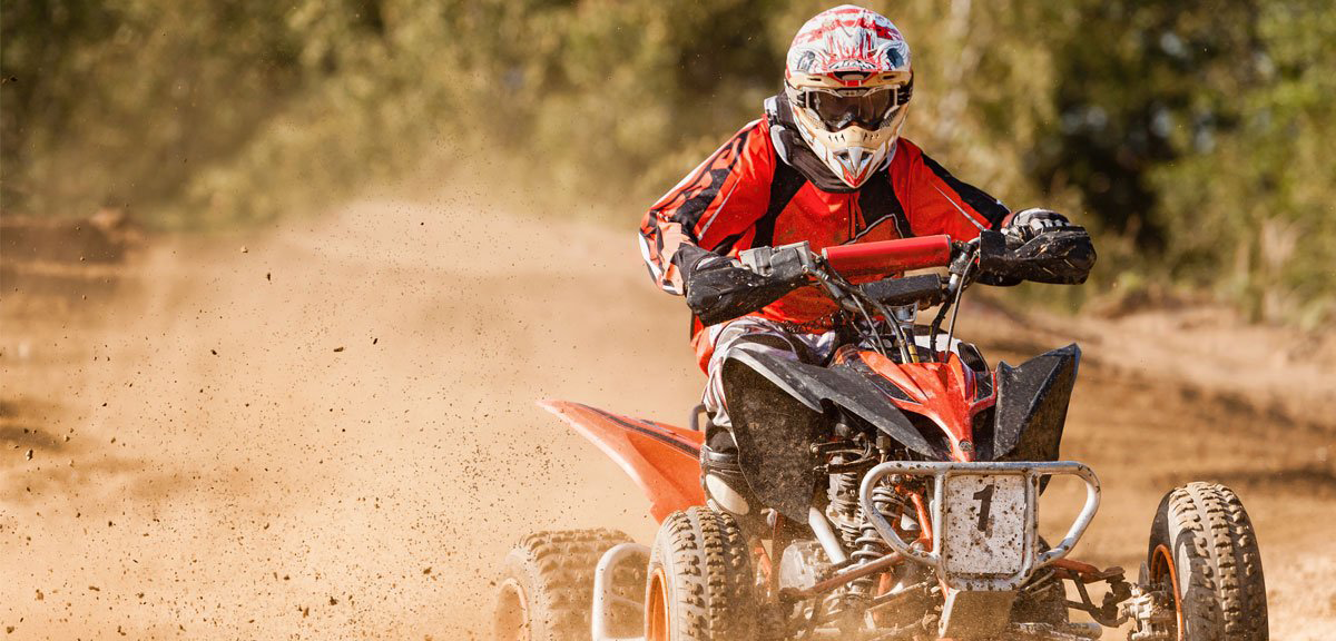 Un camión de alquiler chocó contra un auto