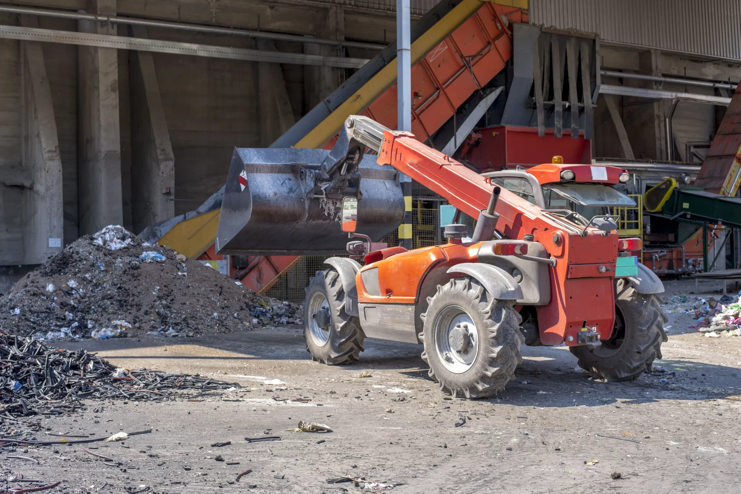 Trabajador de la construcción asistiendo a un compañero herido en una obra, haciendo hincapié en la seguridad en el lugar de trabajo y la respuesta ante accidentes