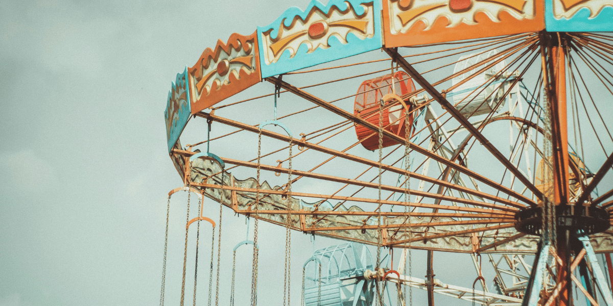 Abogado brindando consulta legal y ejecución de documentos para servicios de derecho comercial, planificación patrimonial o defensa penal