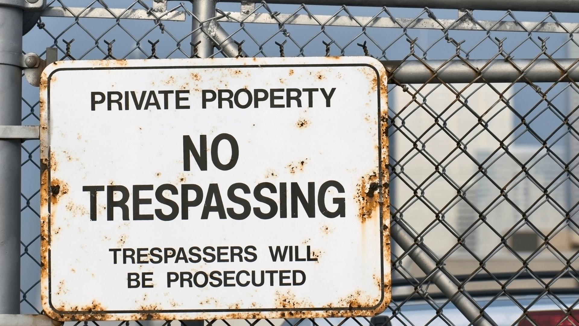 Se coloca un cono «Resbaladizo cuando está mojado» para la seguridad de los trabajadores de la construcción