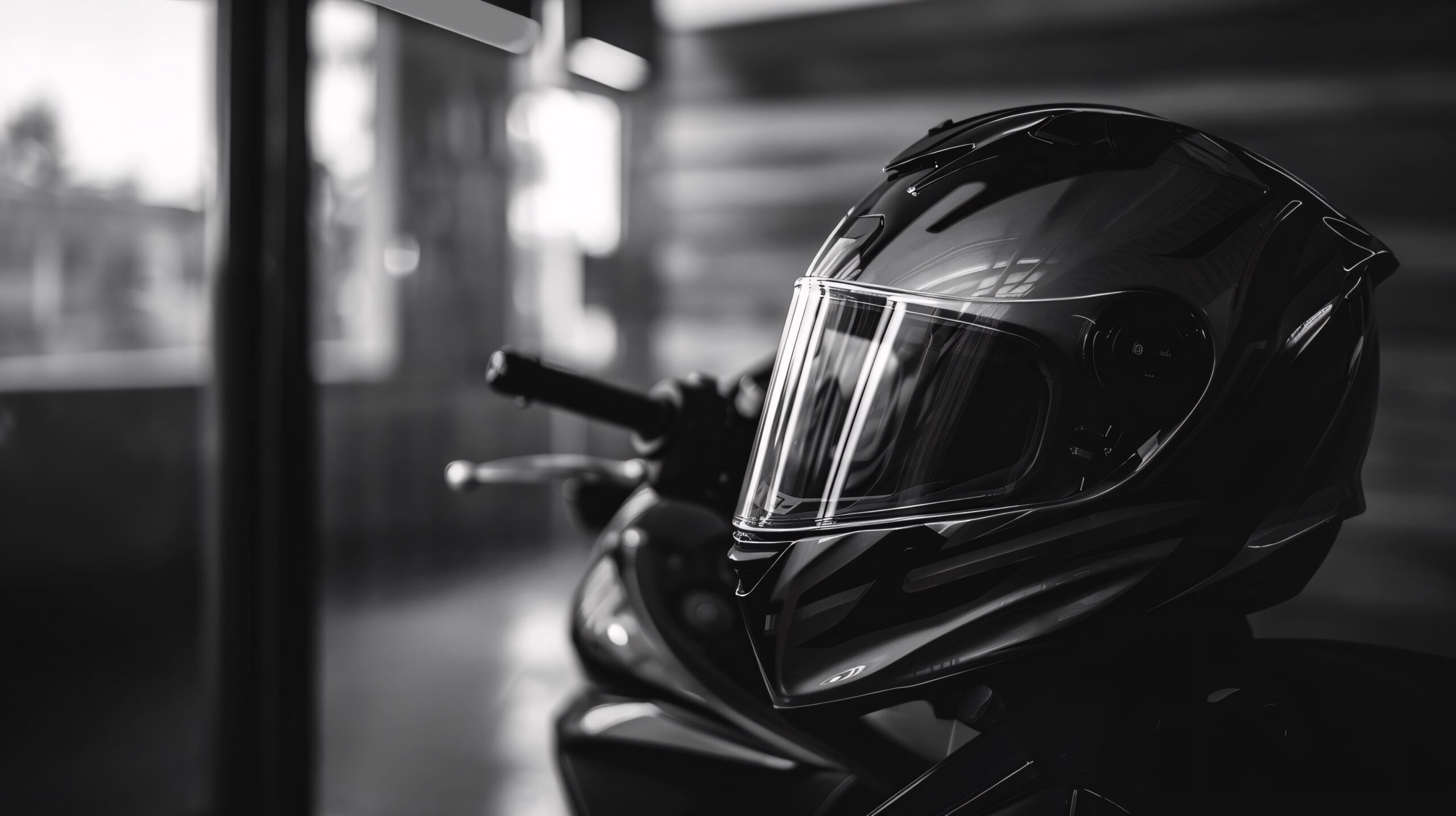 Casco negro de motocicleta con visor transparente sobre una moto en un garaje, representando equipo de protección