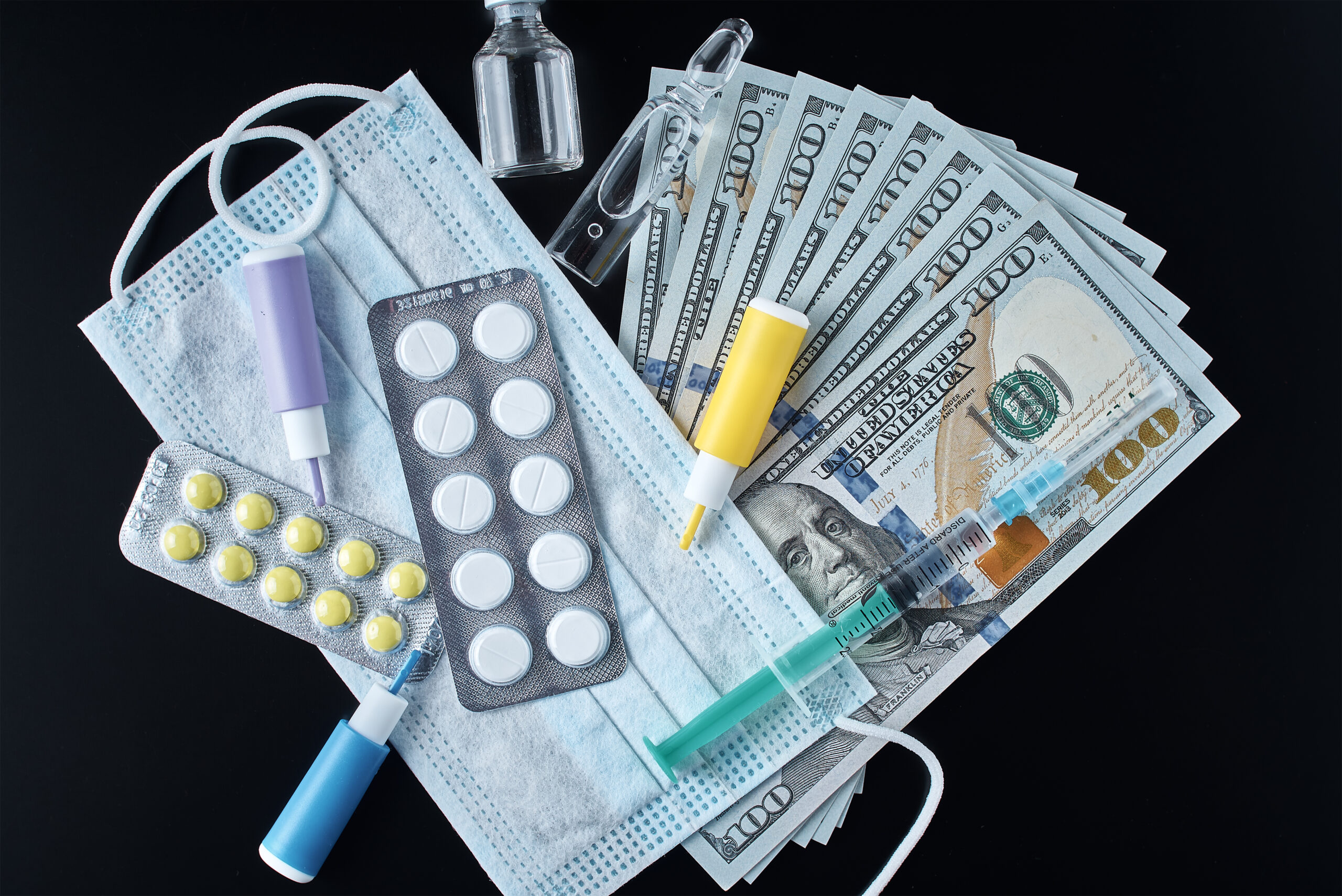 Concepto de gastos médicos con mascarillas, pastillas, jeringa y billetes en dólares, representando costos de salud, medicamentos y gastos de tratamiento