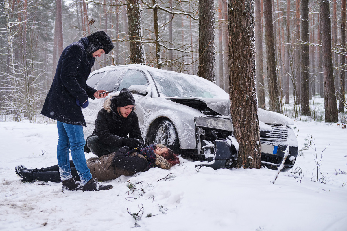  Varios vehículos involucrados en un accidente durante condiciones invernales, representando conducción en nieve y hielo, riesgos de accidentes, seguridad vial y prevención de colisiones en clima frío