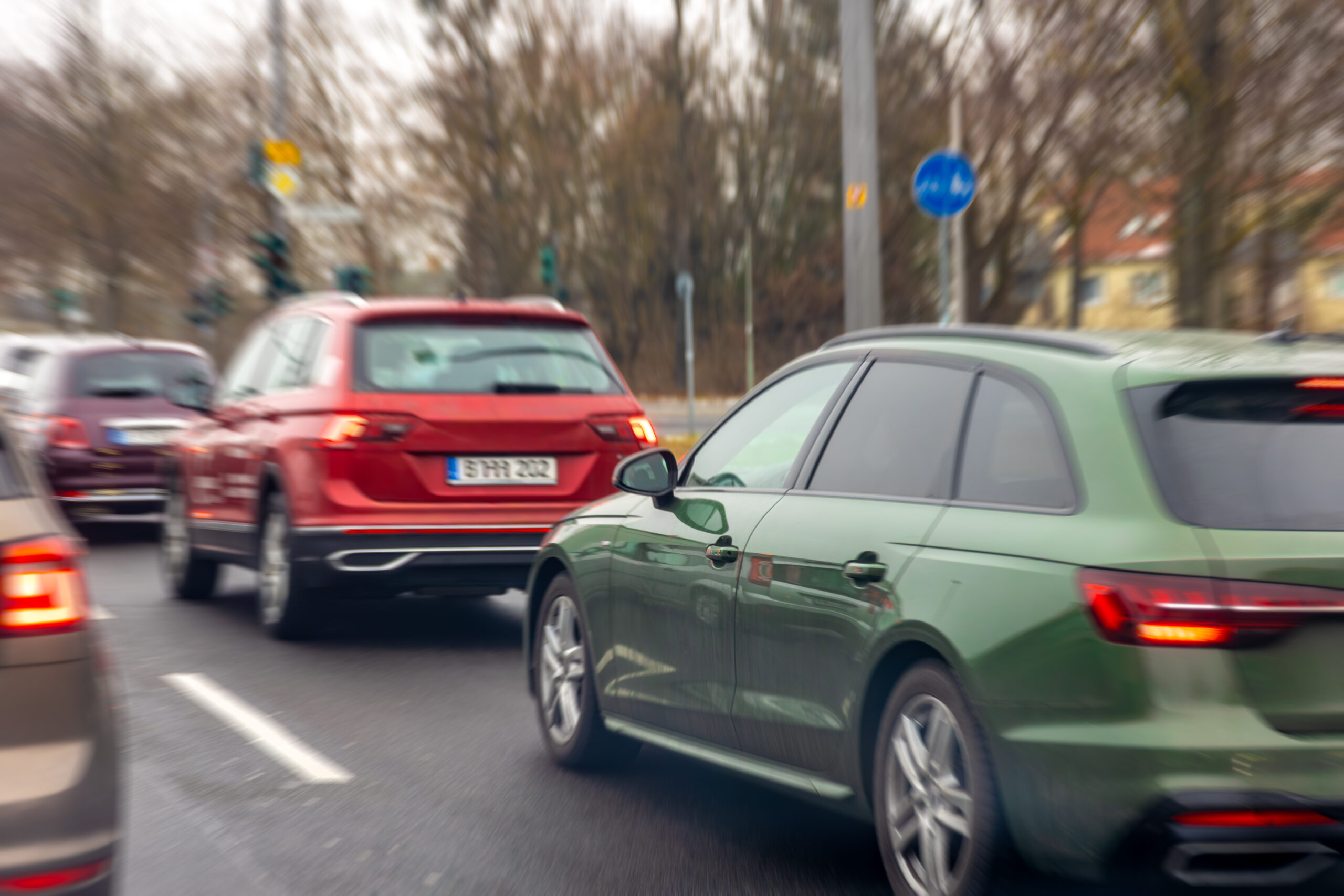 Varios vehículos circulando muy cerca unos de otros en una vía con tráfico intenso, ilustrando la importancia de mantener una distancia segura, los riesgos de choques por alcance, la congestión vehicular, el manejo defensivo y la prevención de accidentes automovilísticos